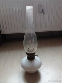 Biela sklenená petrolejova lampa