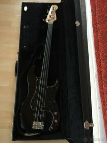 Basgitara Fender Precision Bass, fretless - 1