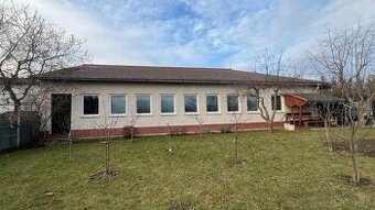 Na predaj budova blízko centra mesta Snina