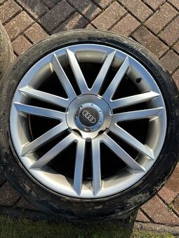 Predám originál puklice Audi + pneumatiky (dojazdové)