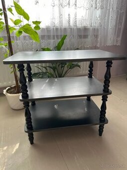 Predam samostane stojacu drevenu policu