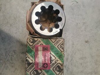 Závitové očko M42