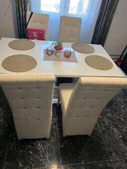 Jedálenský set stôl + 4 stoličky