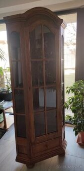 Rustikálna vitrína