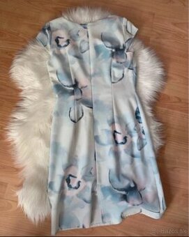 Dámske šaty elegantne s kvetmi