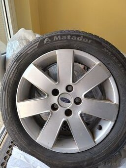 Elektróny obuté na celkom nových letných pneu