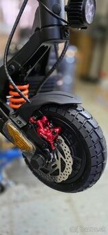 Kukirin G2 Master 6. 2025  s hydraulickými brzdami.