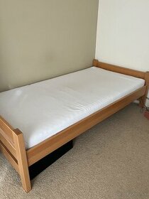 Pevná drevená posteľ