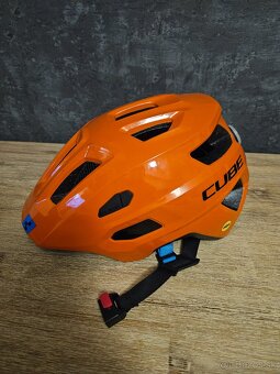 Prilba Cube