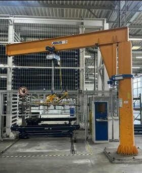 Stĺpový žeriav s otočným kĺbom a príslušenstvom