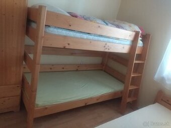 Drevená poschodová posteľ