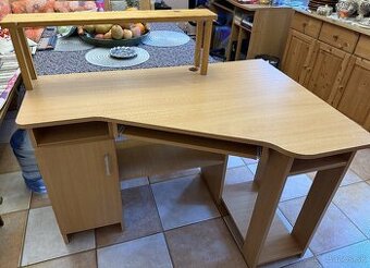 Písací stôl v dobrom stave