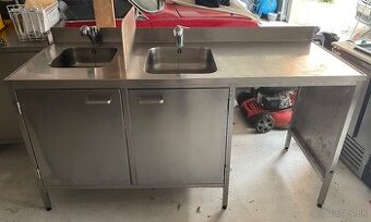 Nerezový stvol s umývadlom