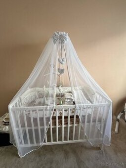 Baldachýn s originálnou konštrukciou, biely a bledomodrý