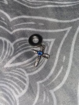 Visací prívesok Pandora – krížik s modrým srdcom