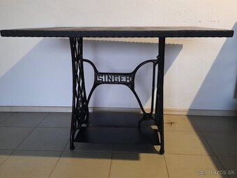 Kovový stôl