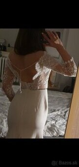 Dlhé priliehavé šaty s vlečkou