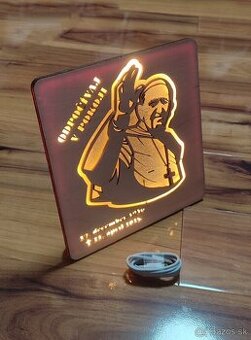 Dekoratívna nabijateľná LED lampa s motívom Pápež František