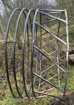 Predám okrúhly krmelec