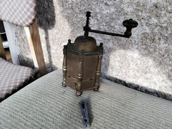 Mlynček na kávu kovový