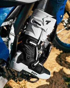 Kvalitné kĺbové čižmy SHOT biele