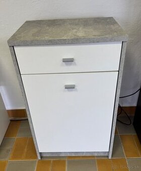 Skrinka / botník – biela