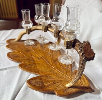 Drevený servírovací podnos s pohármi na destiláty