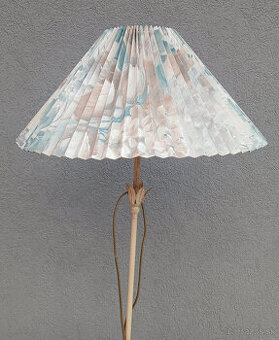 Lampa stojacia s textilným plisovaným tienidlom.