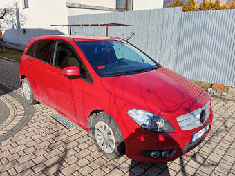 Mercedes-Benz trieda B180
