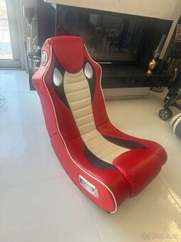 Kreslo s reproduktormi