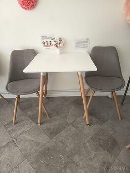 Jedálenský stôl so stolickami
