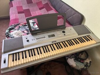 Yamaha DGX - 220