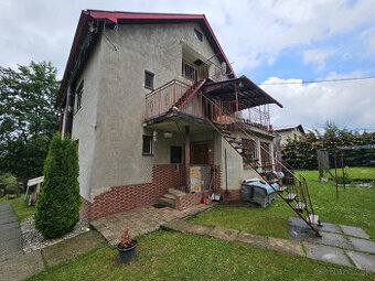 Priestranný rodinný dom s veľkým pozemkom, altánkom a garážo