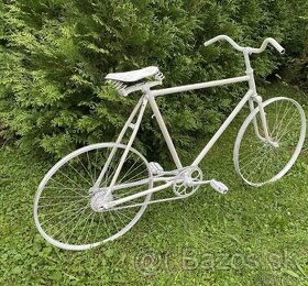 Starý bicykel -  záhradná dekorácia