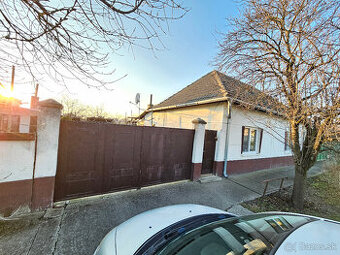 Rodinný dom v tichej časti obce s pozemkom 1129 m2, kúpou vo