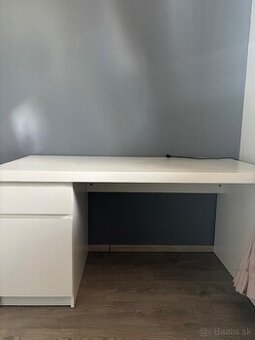 Biely stôl ikea