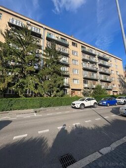 Ponúkam na prenájom 3-izbový byt v centre mesta s parkovaním