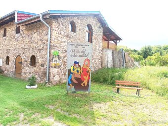 Kamenná chata s vínnou pivnicou v srdci kameňolomu