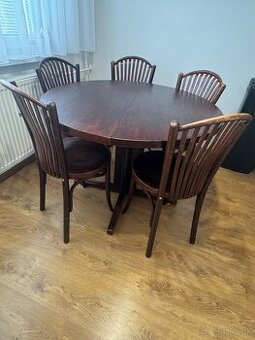 Masívny rozťahovací jedálenský stôl a stoličky