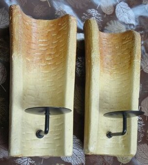 Pár závesných keramických svietníkov.