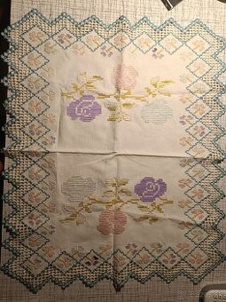 Predám ručne vyšívaný obrus umeleckej hodnoty