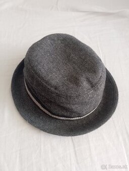 Predám detský klobúk.