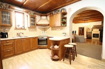 Rodinný dom s podnikateľským potenciálom vo výbornej lokali - 1