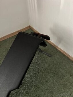 Lavička na brucho + lavička na biceps (scottova)