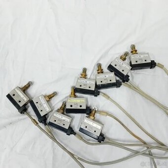 Koncovy spinač Omron