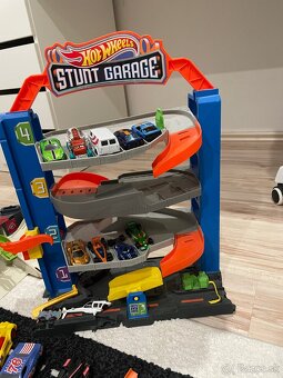 Hot wheels 1x garáž a kamión vrátane autíčiek