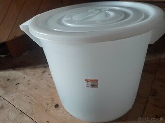 Plastové vedrá s vekom