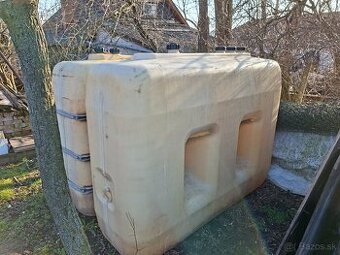 Plastová nádrž
