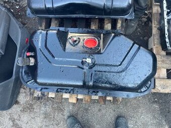 Nádrž Mitsubishi Pajero 2