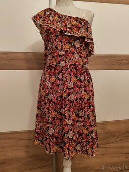 Letné padavé šaty na jedno rameno